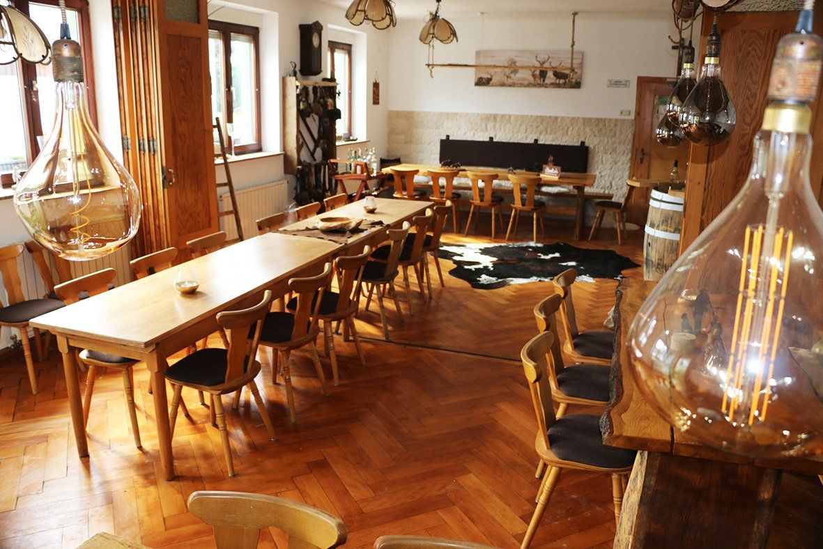 Gemütliche Gaststube mit Terrasse und Kachelofen Gasthaus Gruener Baum Zwiefalten Gauingen