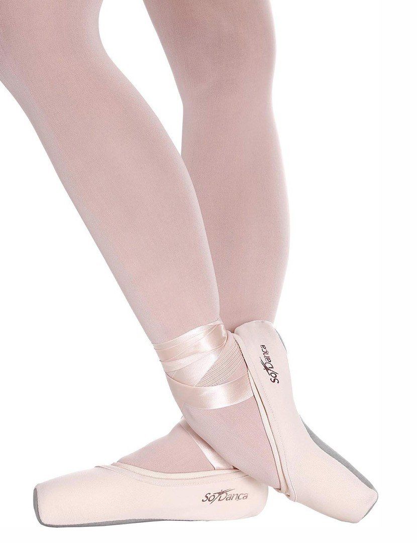 Professionelles Spitzenschuh-Fitting bei DanceCode München: Beratung und Auswahl der passenden Ballettschuhe.