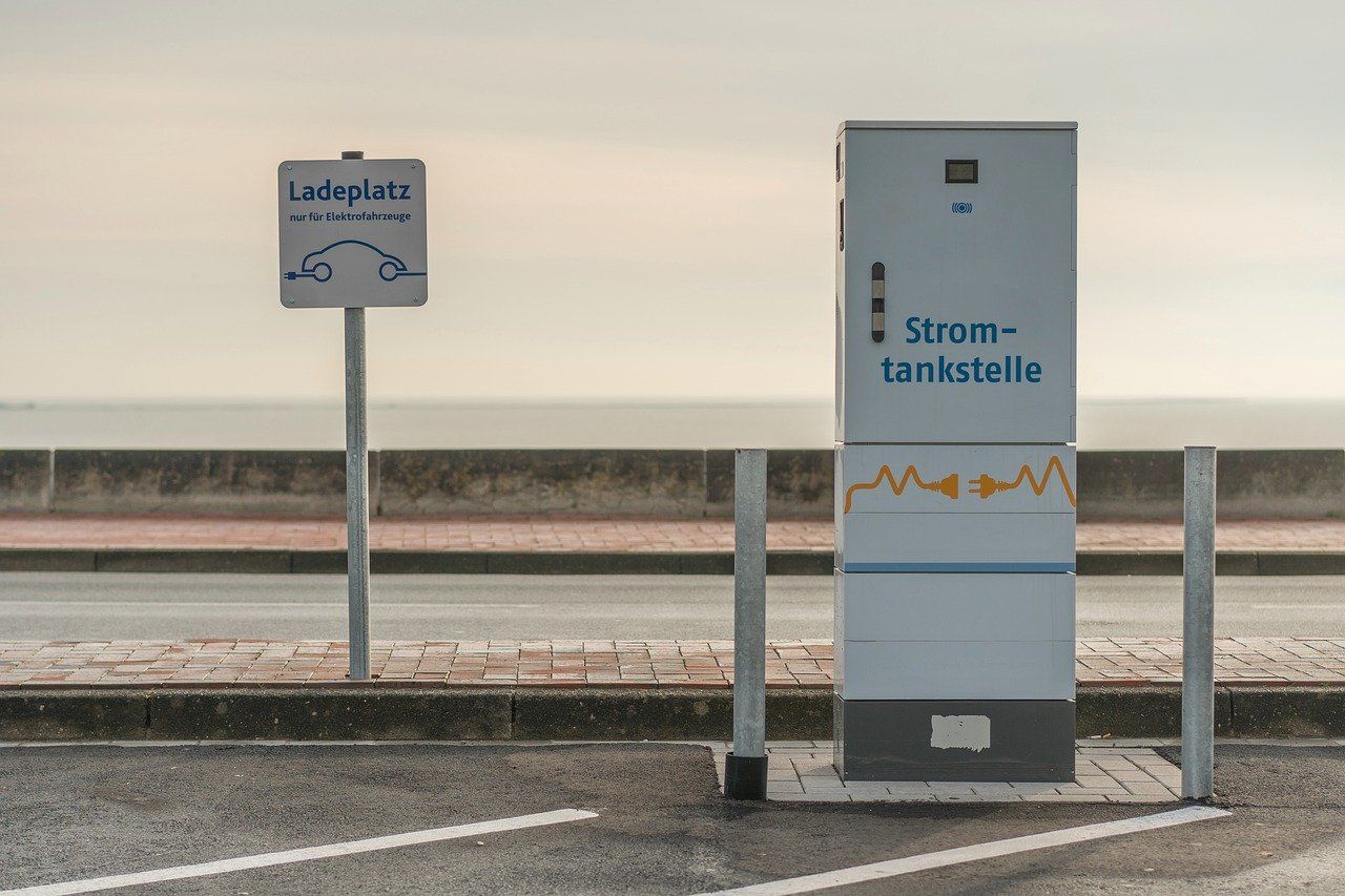 Strom-Tankstelle mit Stellplatz für E- PKW