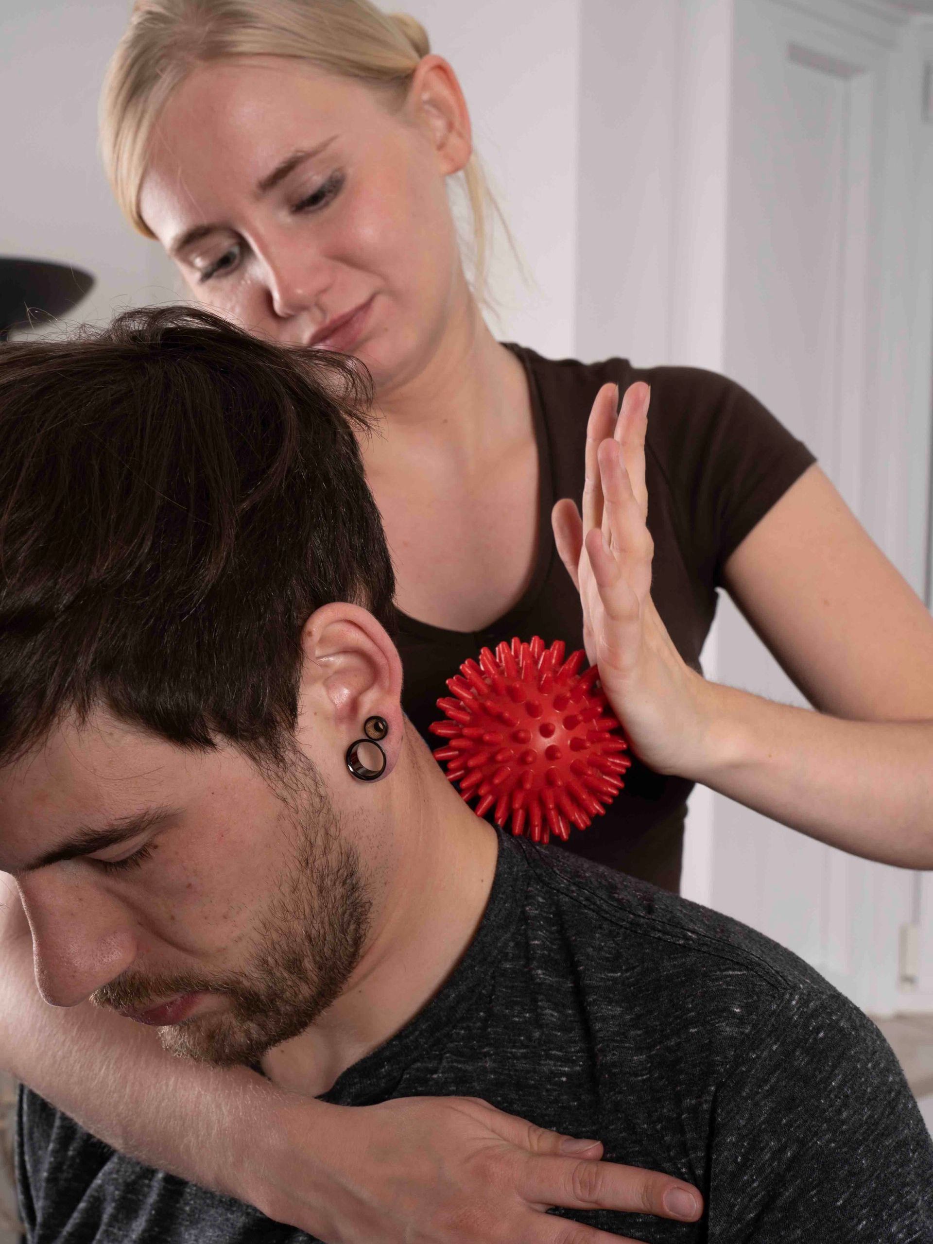 Ergotherapie Ergotherapeutische Behandlung, Igelball-Massage