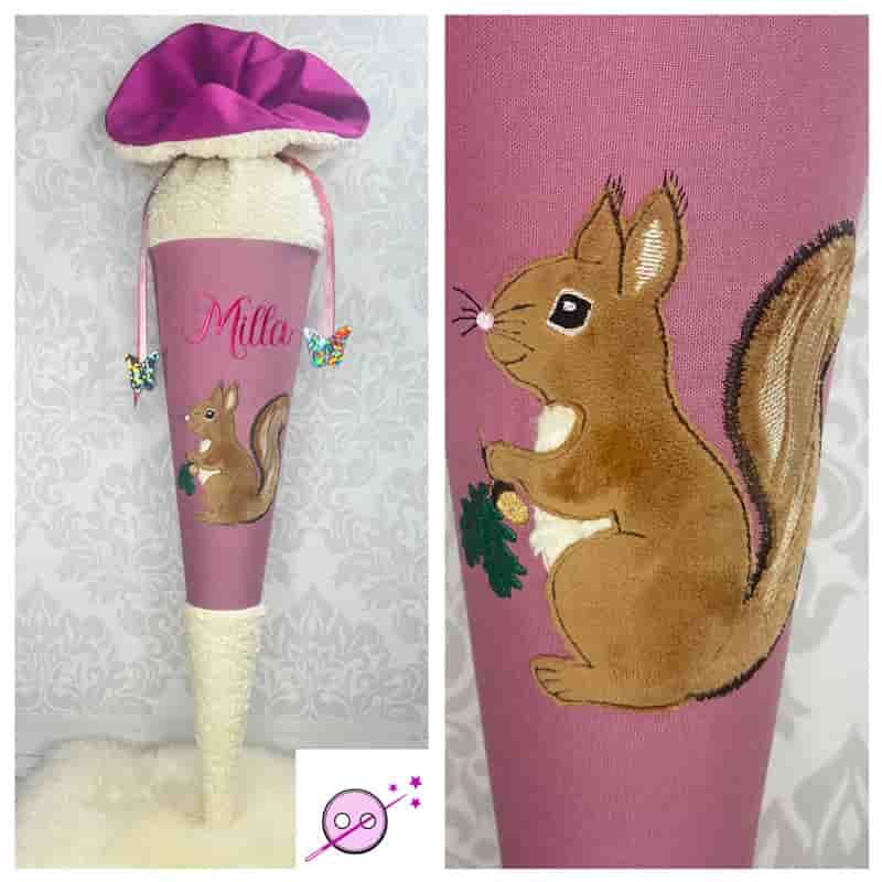 Schultüte aus Stoff mit einem bestickten Eichhörchen. Die Spitze und der Verschluss sind aus cremefarbigen Teddystoff. Der Rest ist rosa und pink.