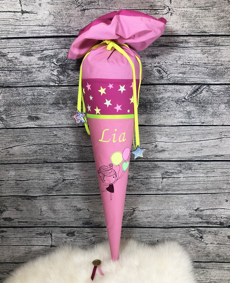 Schultüte mit einem Mädchen und Luftballons in Neonfarben