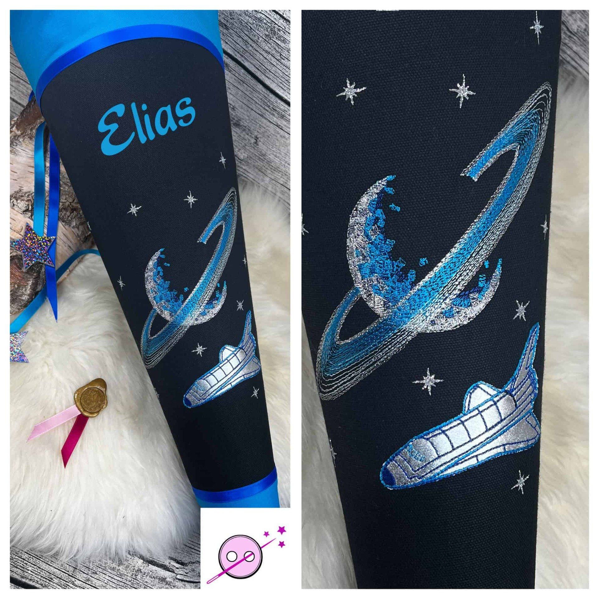 Schultüte aus Stoff in türkis und schwarz bestickt mit einem Planeten und einem Spaceshuttle