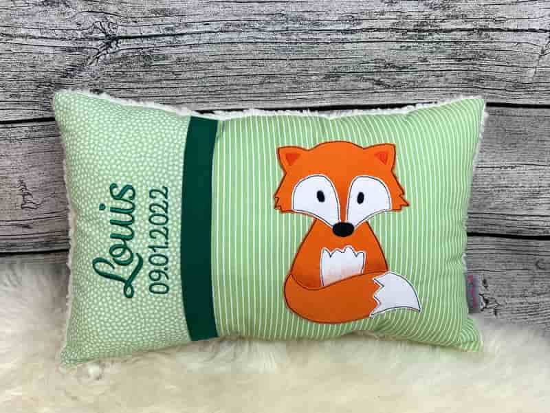 Kinderkissen in grün mit einem orangenen Fuchs mit Name und Datum