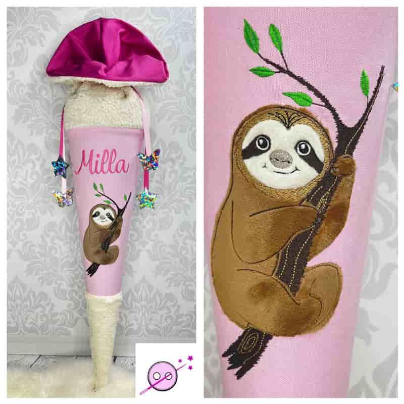 Eine Schultüte aus Stoff mit einem bestickten Faultier. Die Schultüte ist cremefarben, pink und rosa.