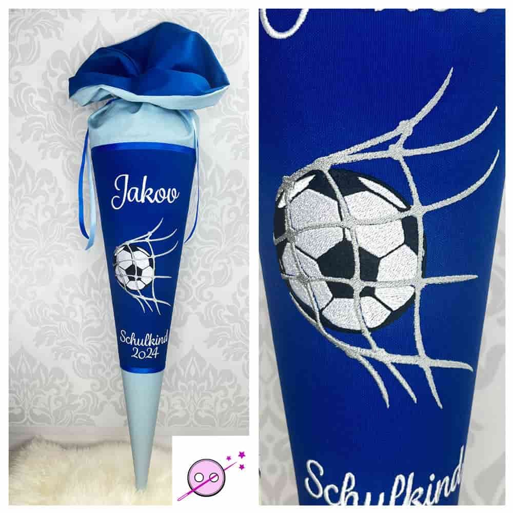 Eine Schultüte aus Stoff für Jungs. In der Mitte ist ein Fußball gestickt, der in ein Netz fliegt.