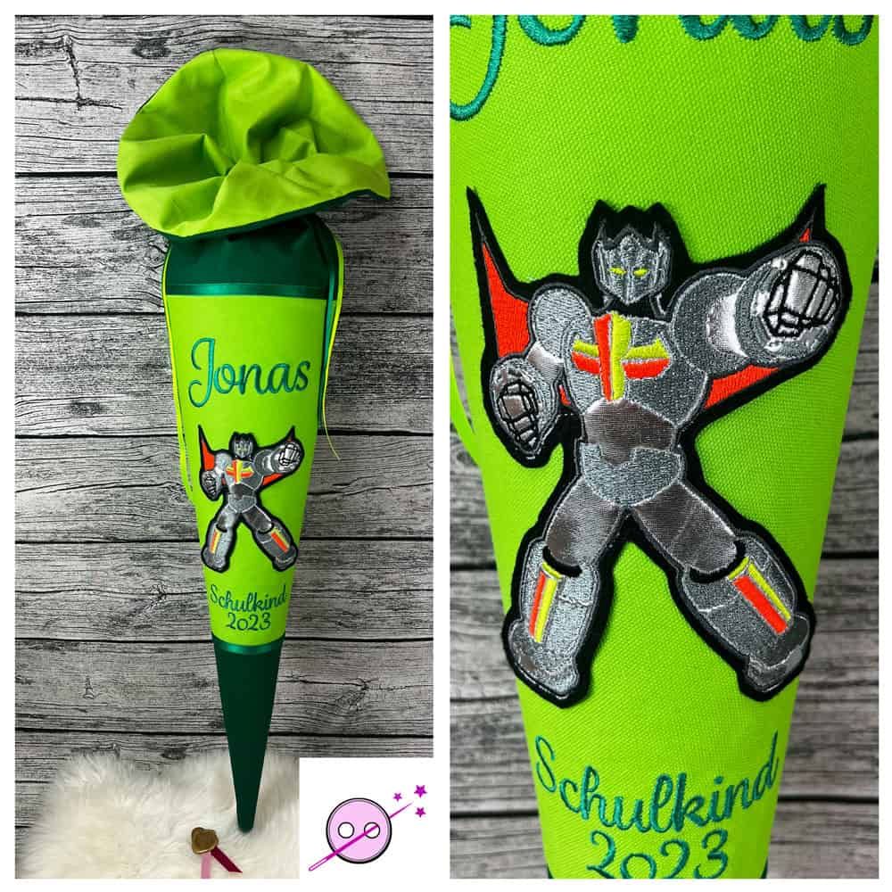 Schultüte in grün mit einem Roboter Motiv. Bestickt und genäht