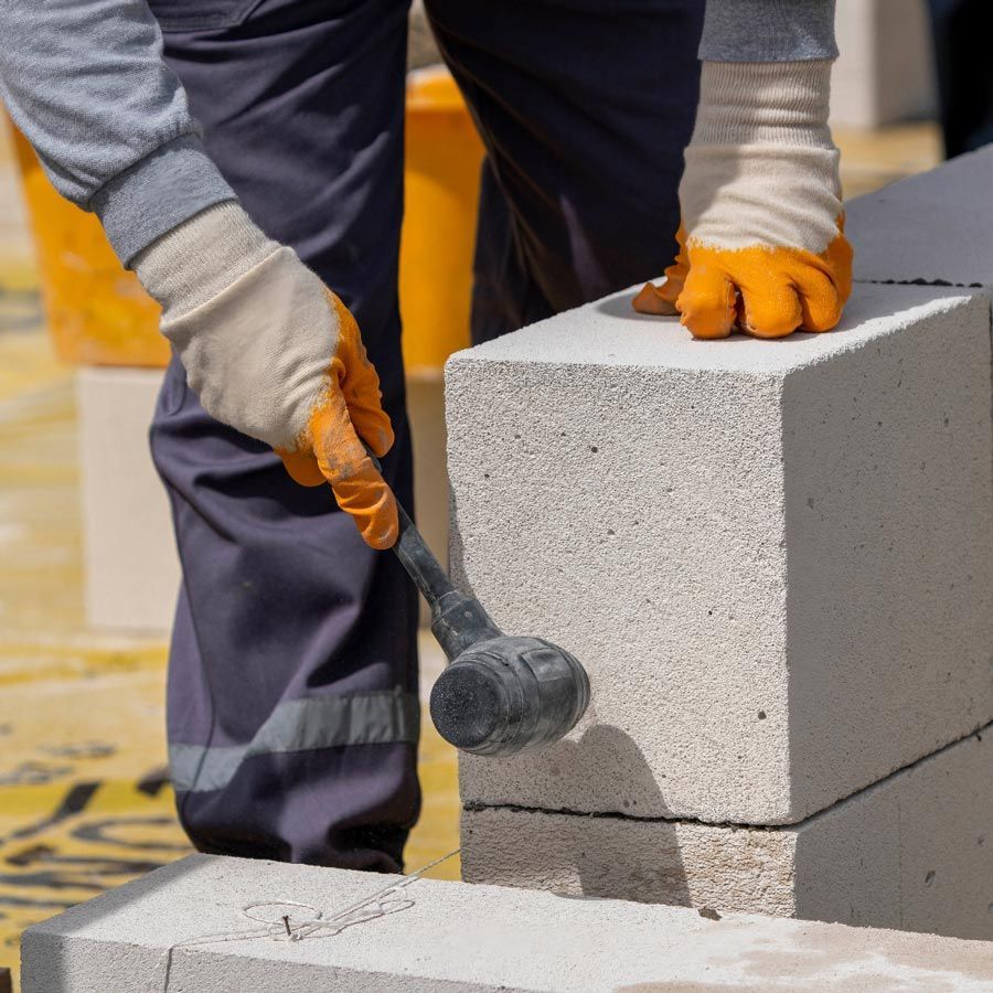 MW-Bau Spezialisten führen sorgfältige Sanierungsarbeiten an einem historischen Gebäude in Detmold durch.
