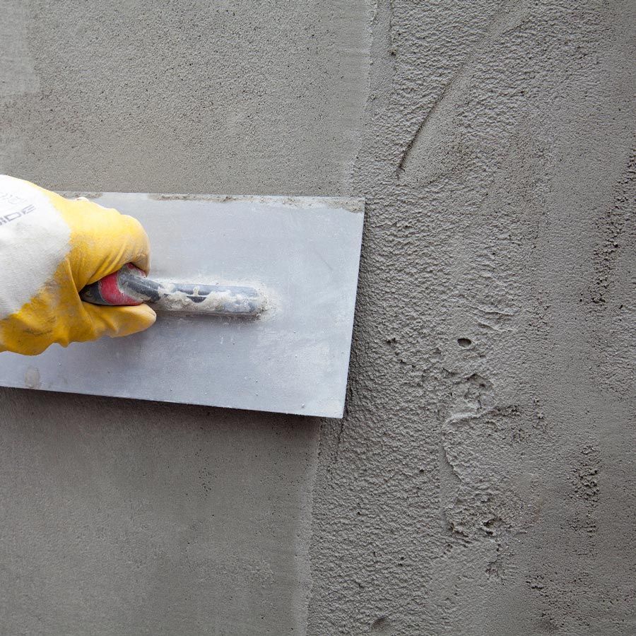 Detailaufnahme von professionellen Verputzarbeiten an einer Fassade im Kreis Lippe durch das Fachteam von MW-Bau.