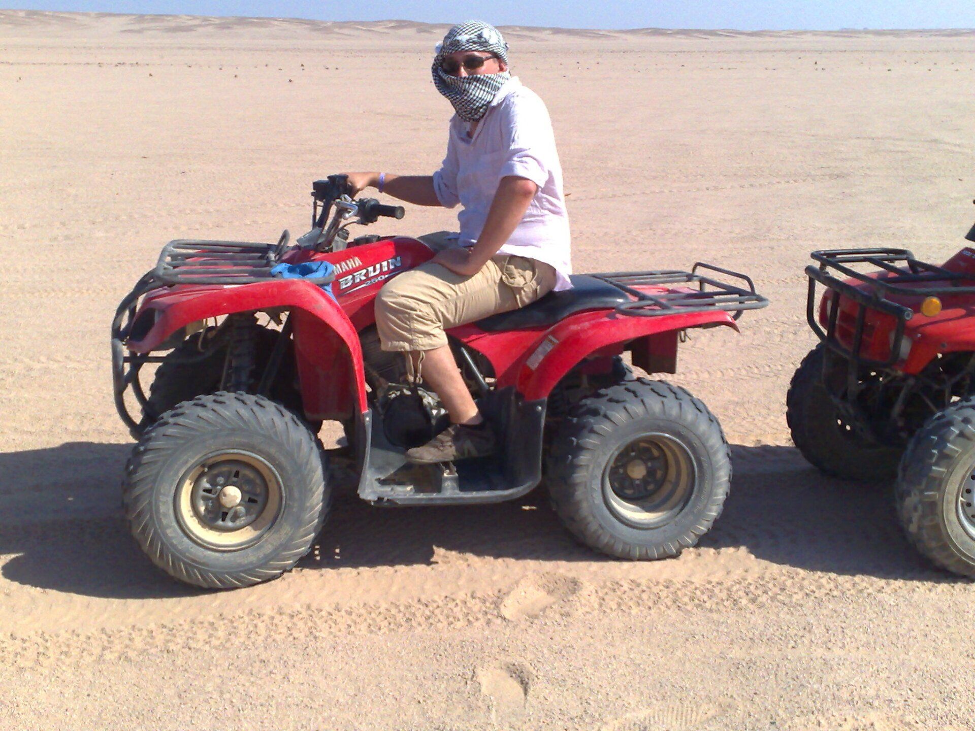 quad dans le désert en égypte le caire