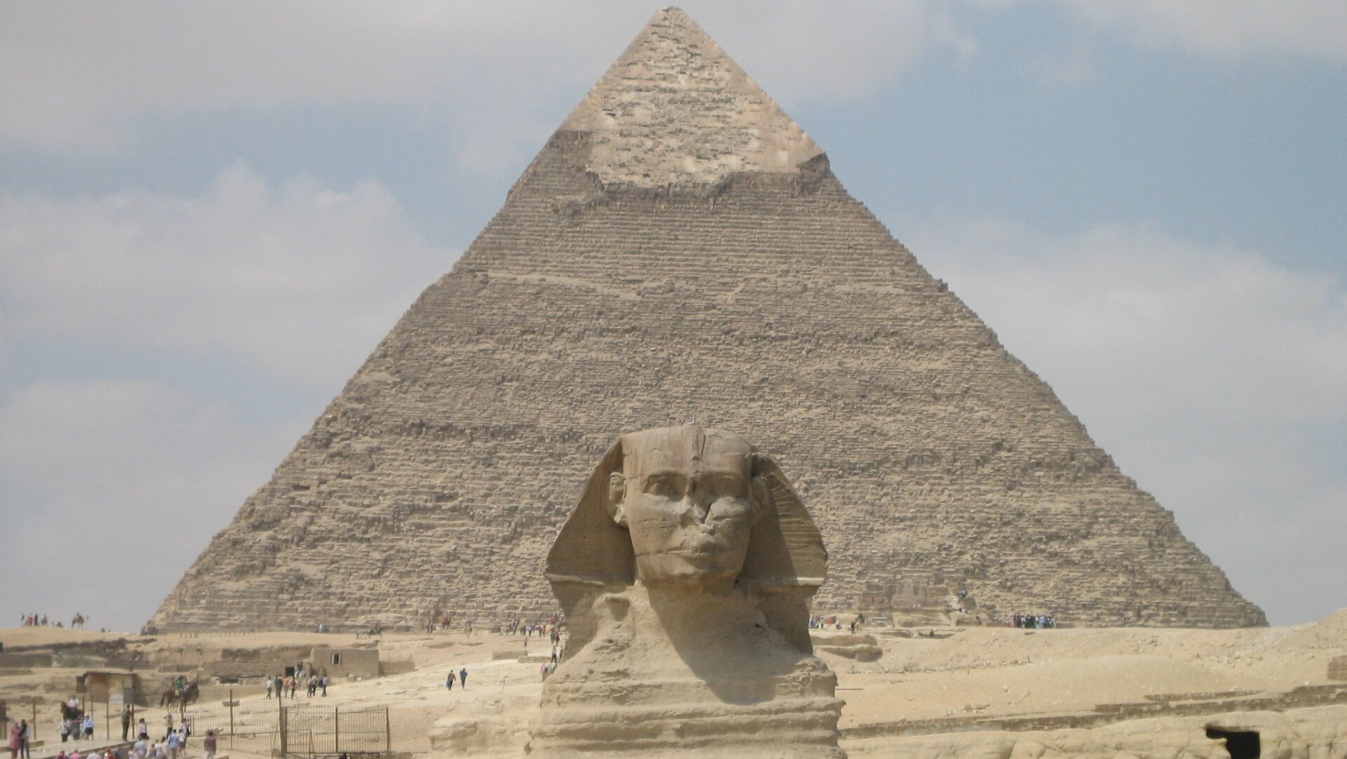 La Grande Pyramide, ou pyramide de Kheops culmine aujourd'hui à 136 mètres