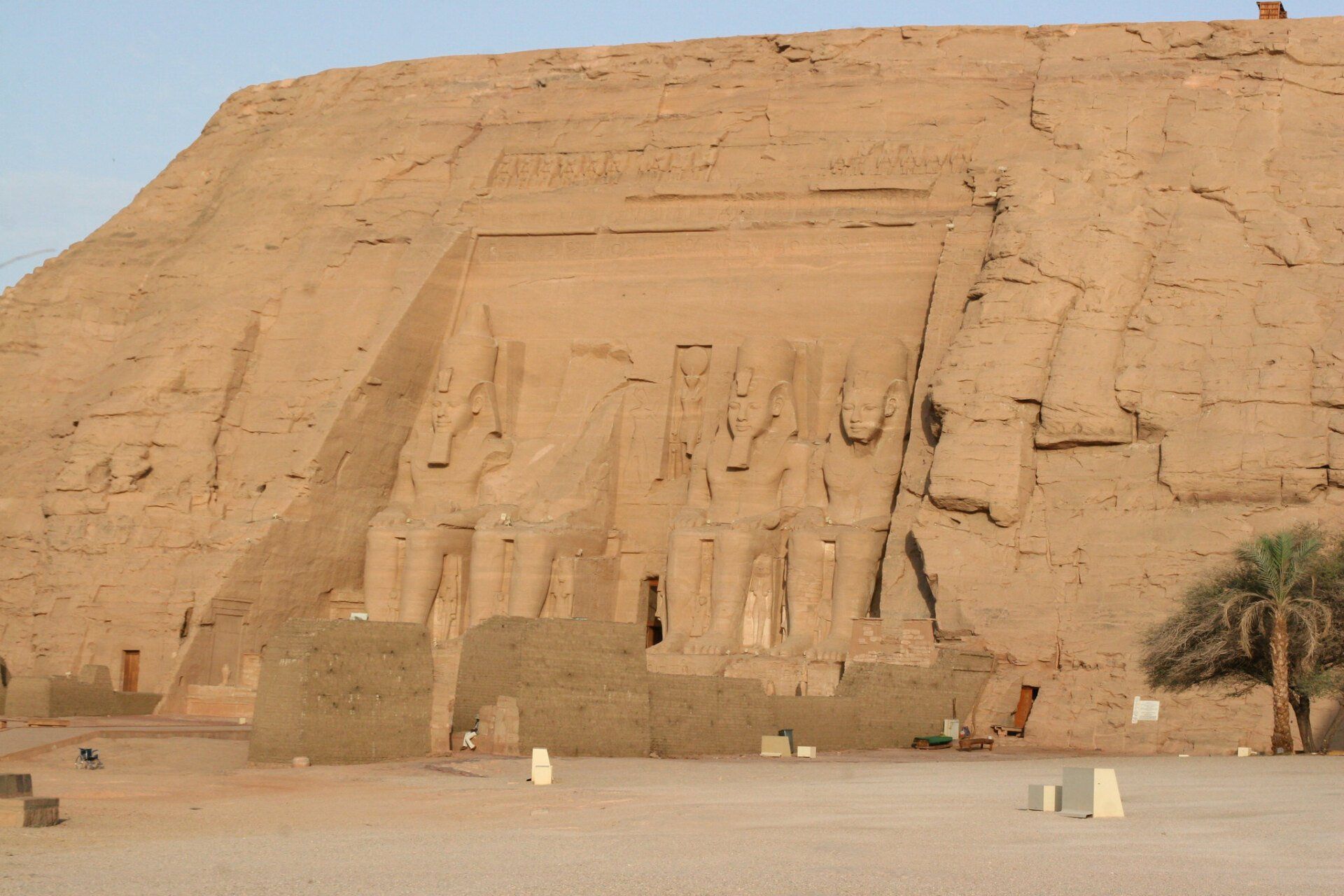 Pourquoi le temple d'Abou Simbel en Egypte A-t-il été déplacé ?
