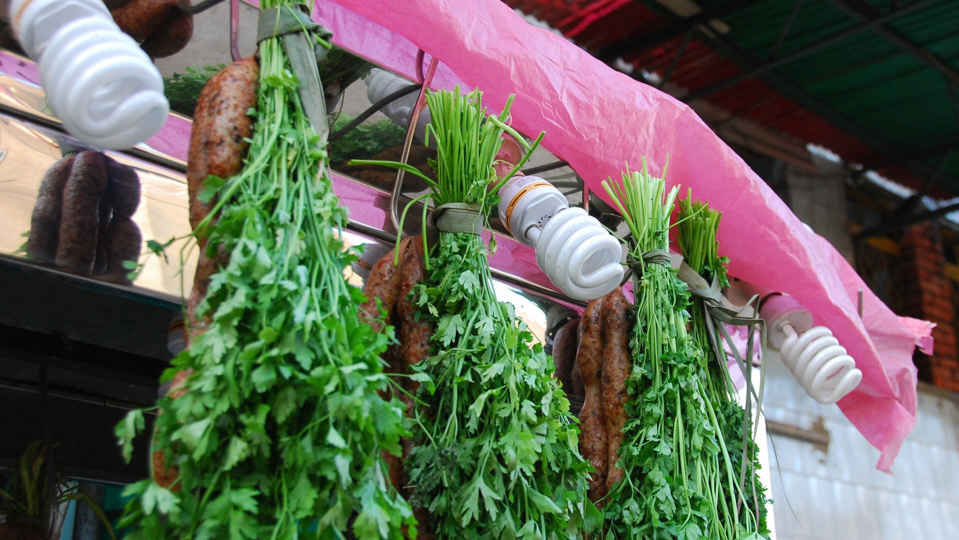 saucisse suspendue dans les rues du caire