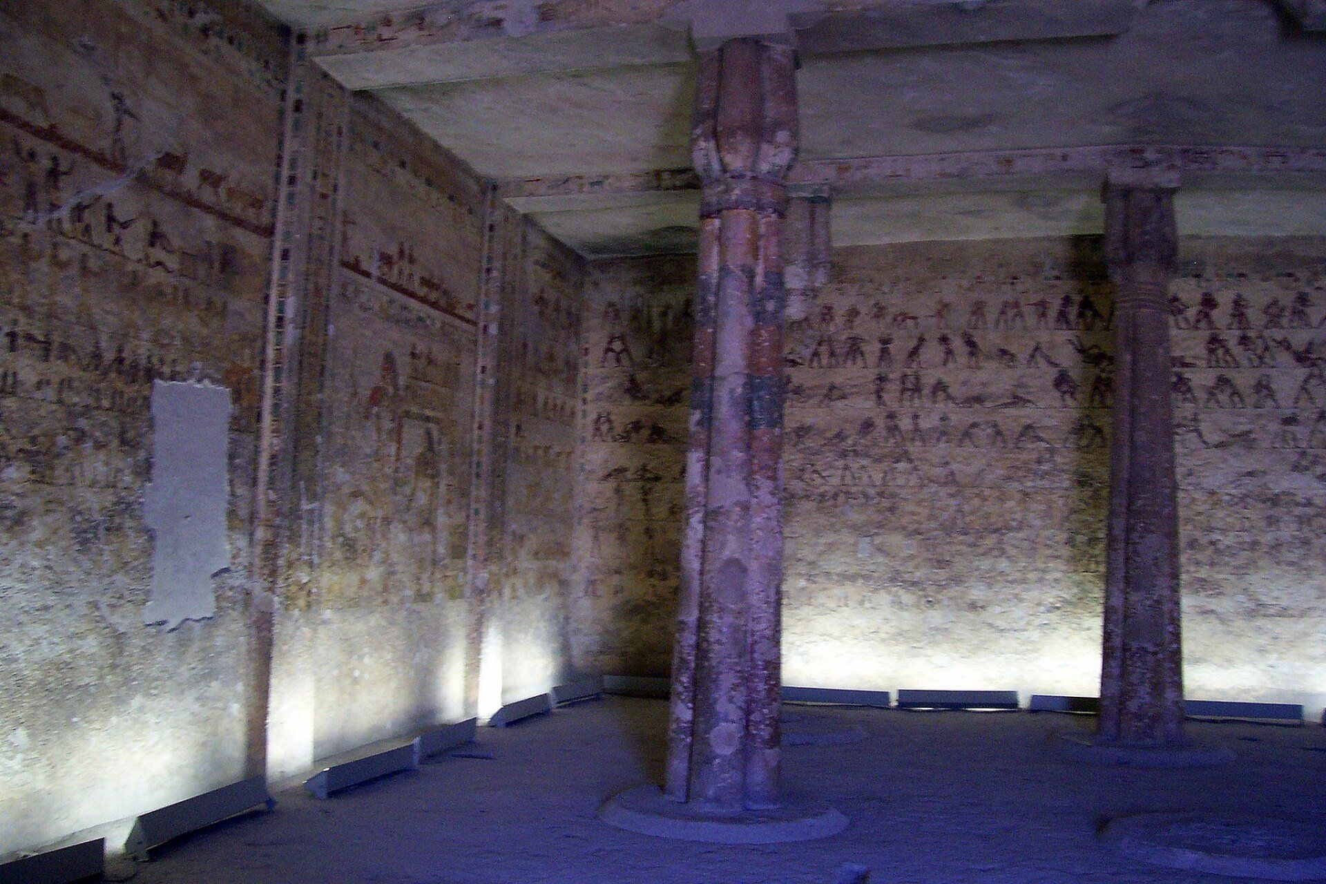 beni hassan tombe avec des Hiéroglyphes dieu et divinités égyptiennes ménia