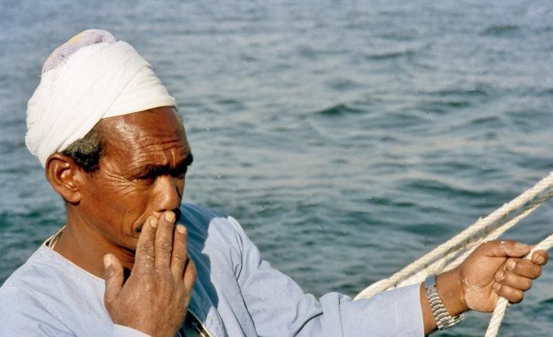 homme égyptien avec sa main sur la bouche à louxor - voyage en égypte