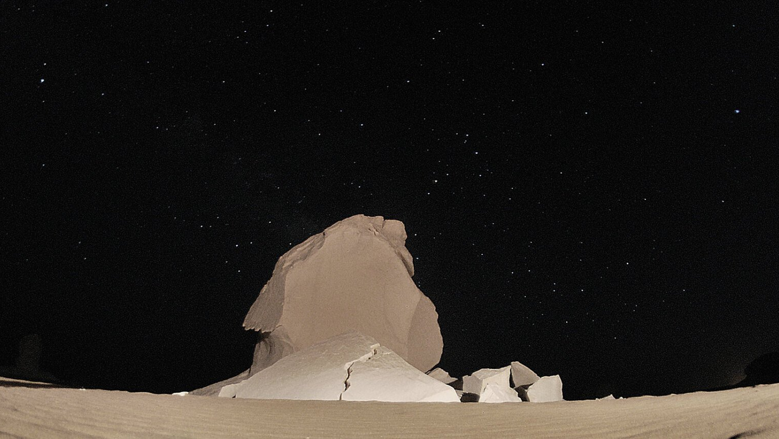 Vue des étoiles dans le désert blanc en Egypte