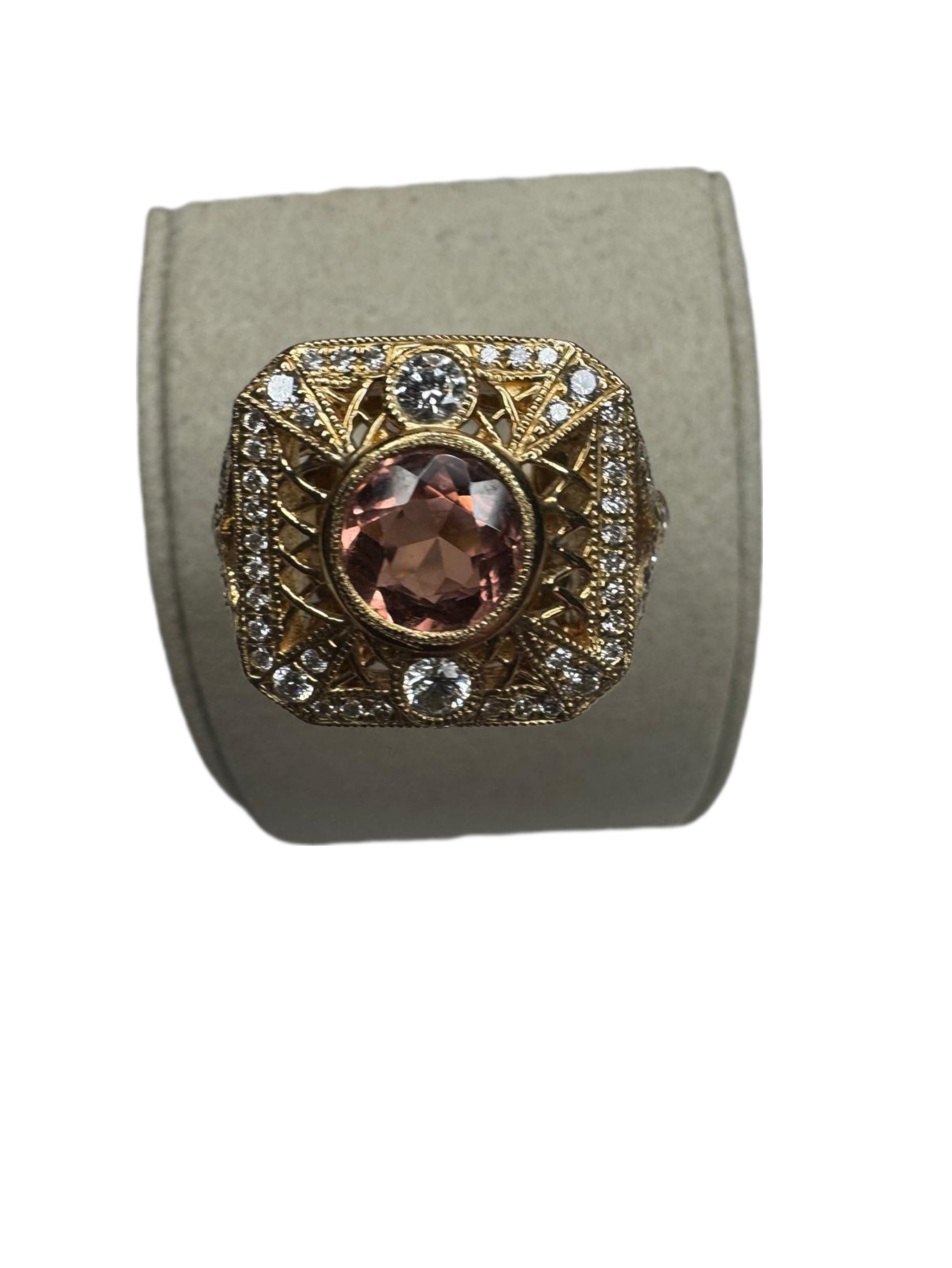 Bague neuve
Or jaune 18 carats 750/°°°
Avec une topaze rose 1.21 carat et des brillants
Poids : 7.49 grammes
Prix de vente : 3900.00 €