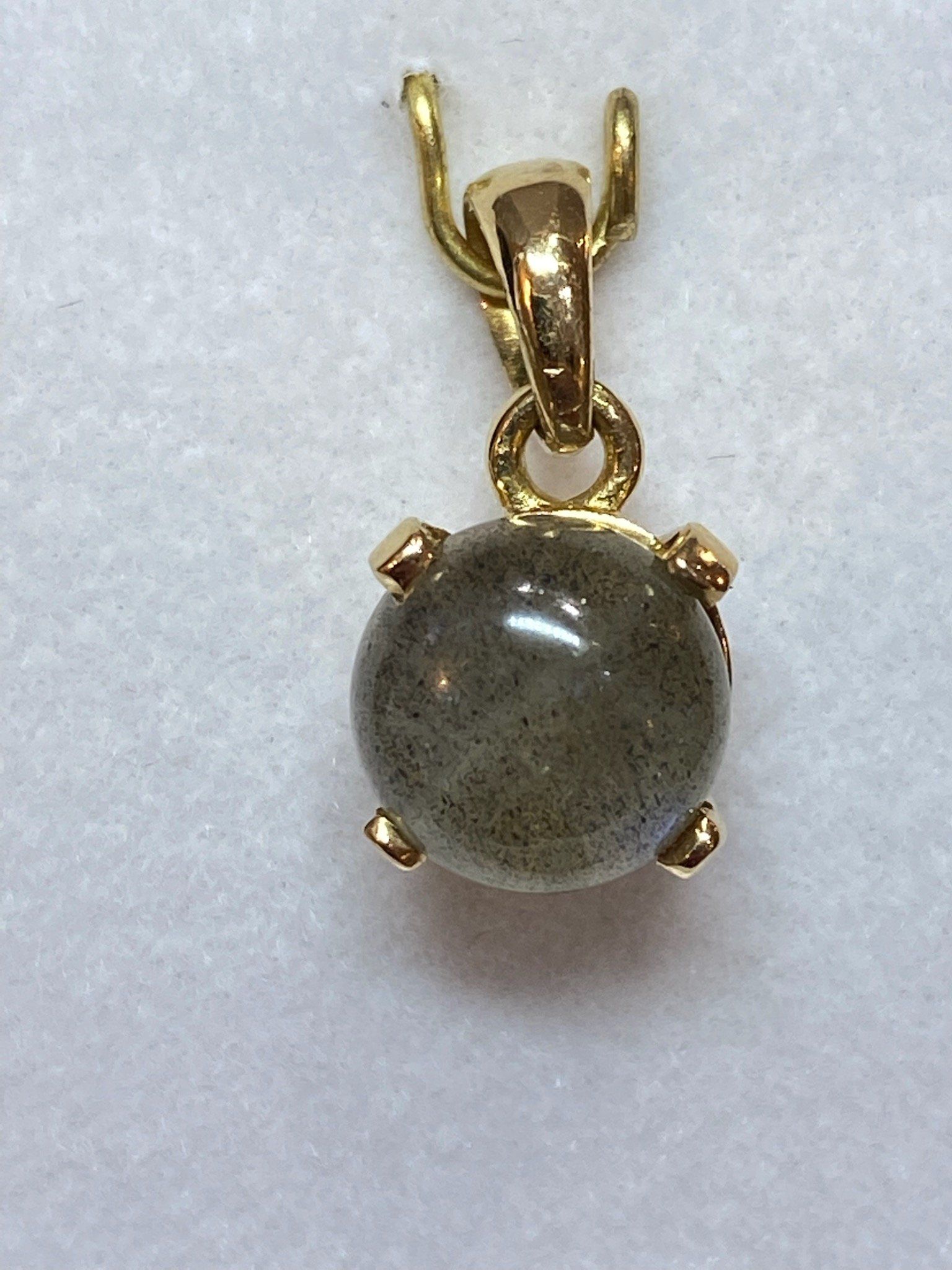 Pendentif or jaune avec une labradorite