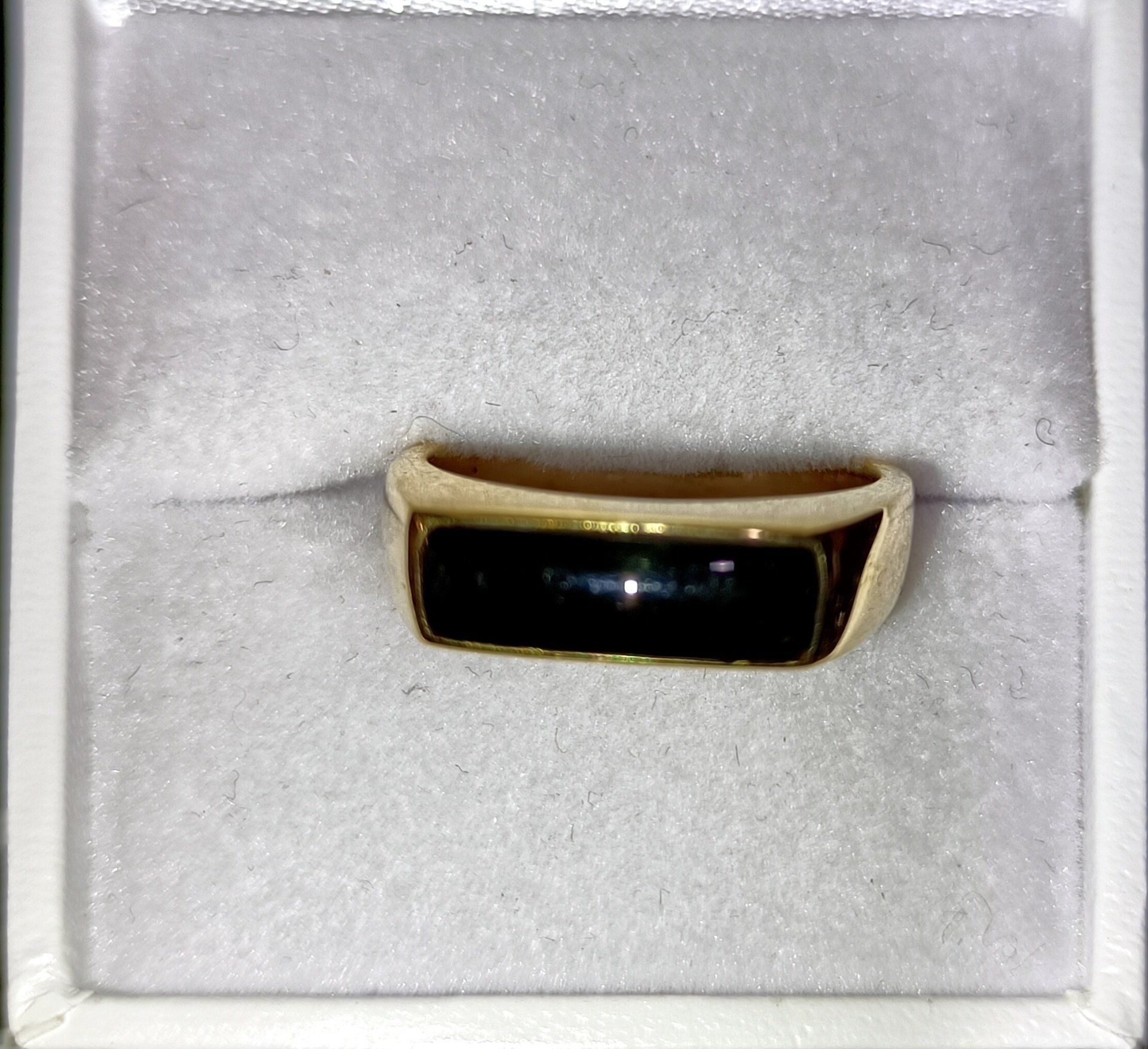 Ref-1846422
Modèle unique
Bague or jaune 18 carats 750/°°°
Avec 3 grenats taille princesse
Poids : 10.00 grammes
Prix de vente : 1 495.00 €