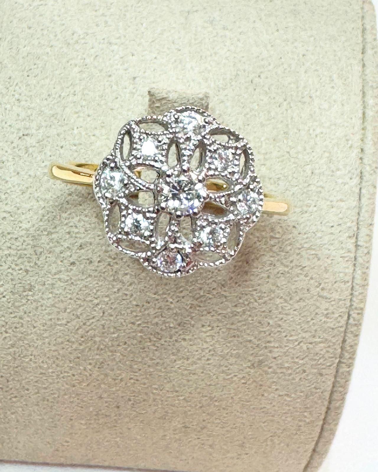 Bague neuve
Or jaune et blanc 18 carats 750/°°°
Avec un brillant central de 0.26 carat
Poids : 3.20 grammes
Prix de vente : 1900.00 €