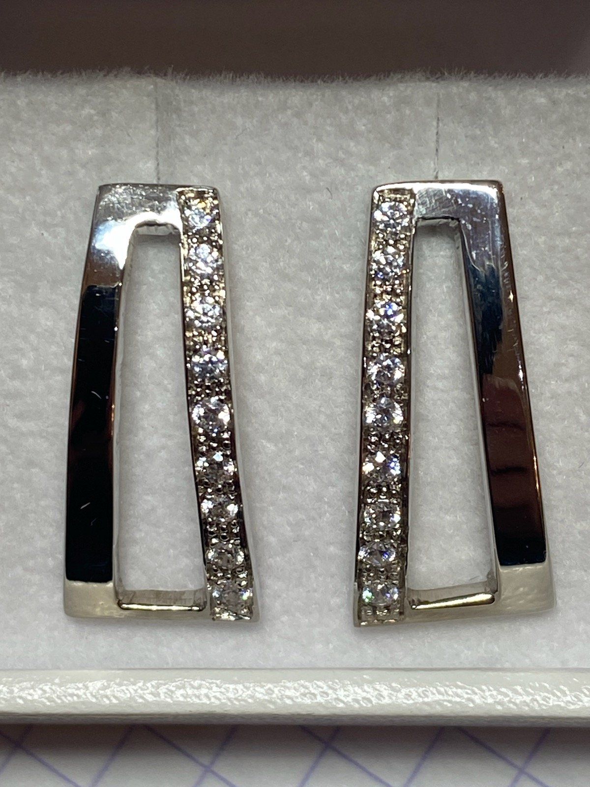 Boucles d'oreilles destructurées Or blanc 18 carats et brillants