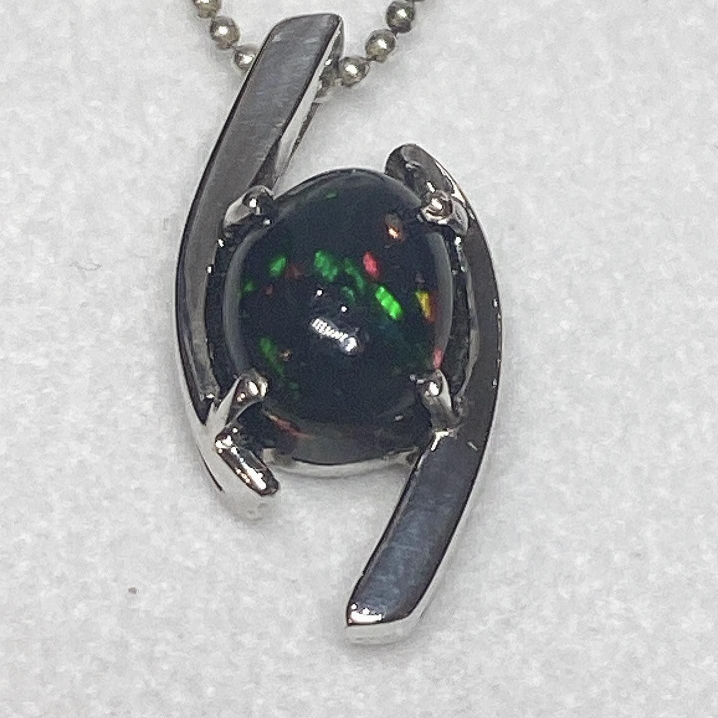 Pendentif opale noire