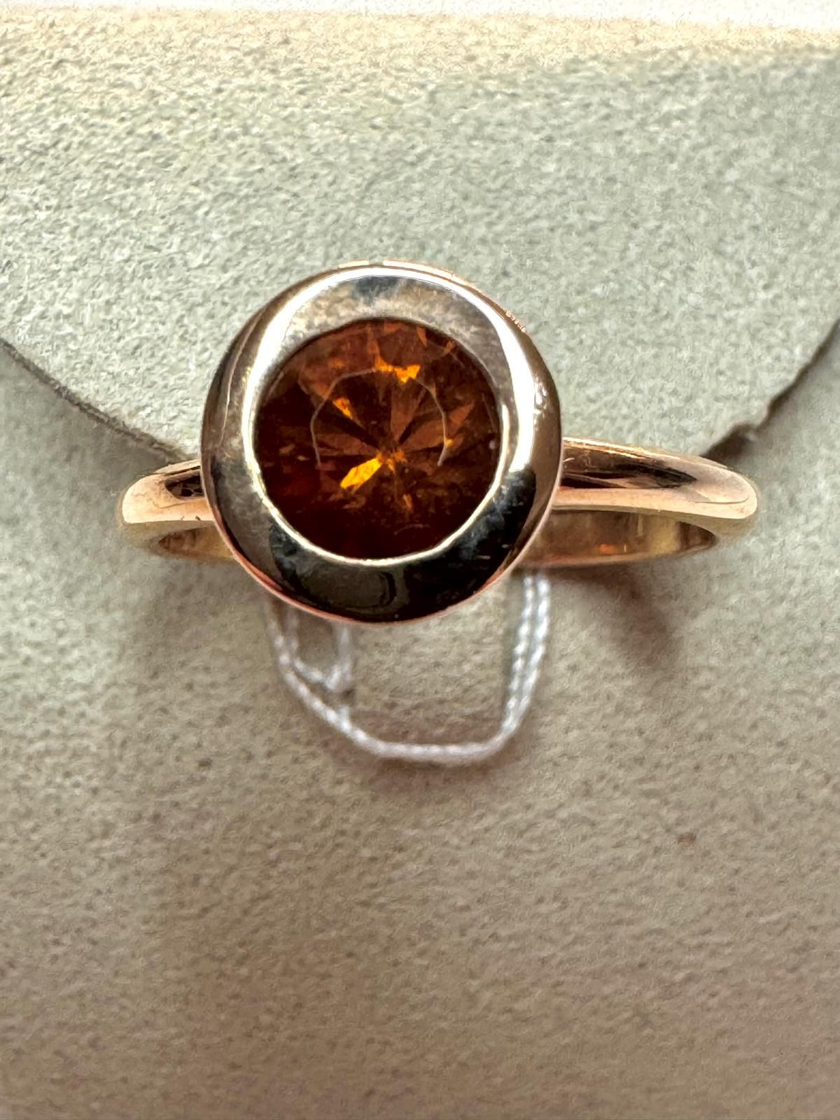 Bague neuve
Or jaune 18 carats 750/°°°
Avec une citrine de 6 mm
Poids : 3.20 grammes
Prix de vente : 670.00 €
