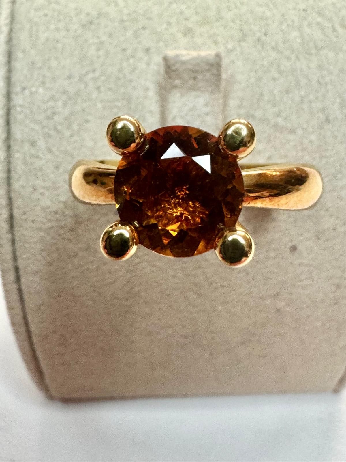 Bague neuve
Or jaune 18 carats 750/°°°
Avec une citrine de 8 mm
Poids : 4.2 grammes
Prix de vente : 700.00 €