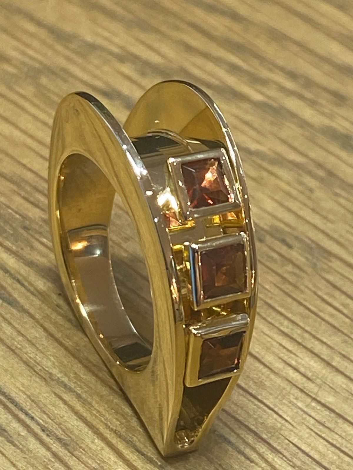 Ref-1846422
Modèle unique
Bague or jaune 18 carats 750/°°°
Avec 3 grenats taille princesse
Poids : 10.00 grammes
Prix de vente : 1 495.00 €