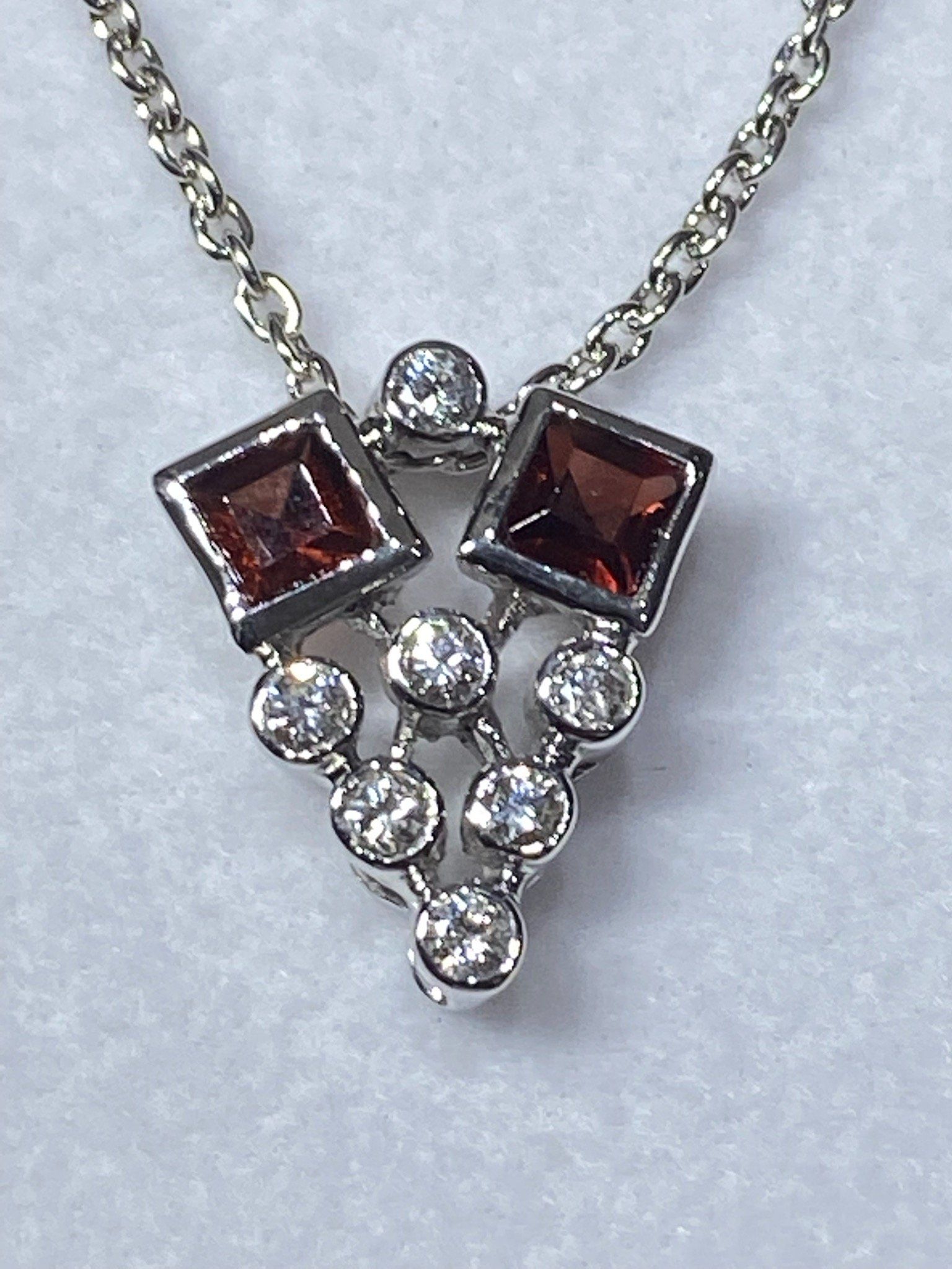 Collier or blanc avec brillants et grenats