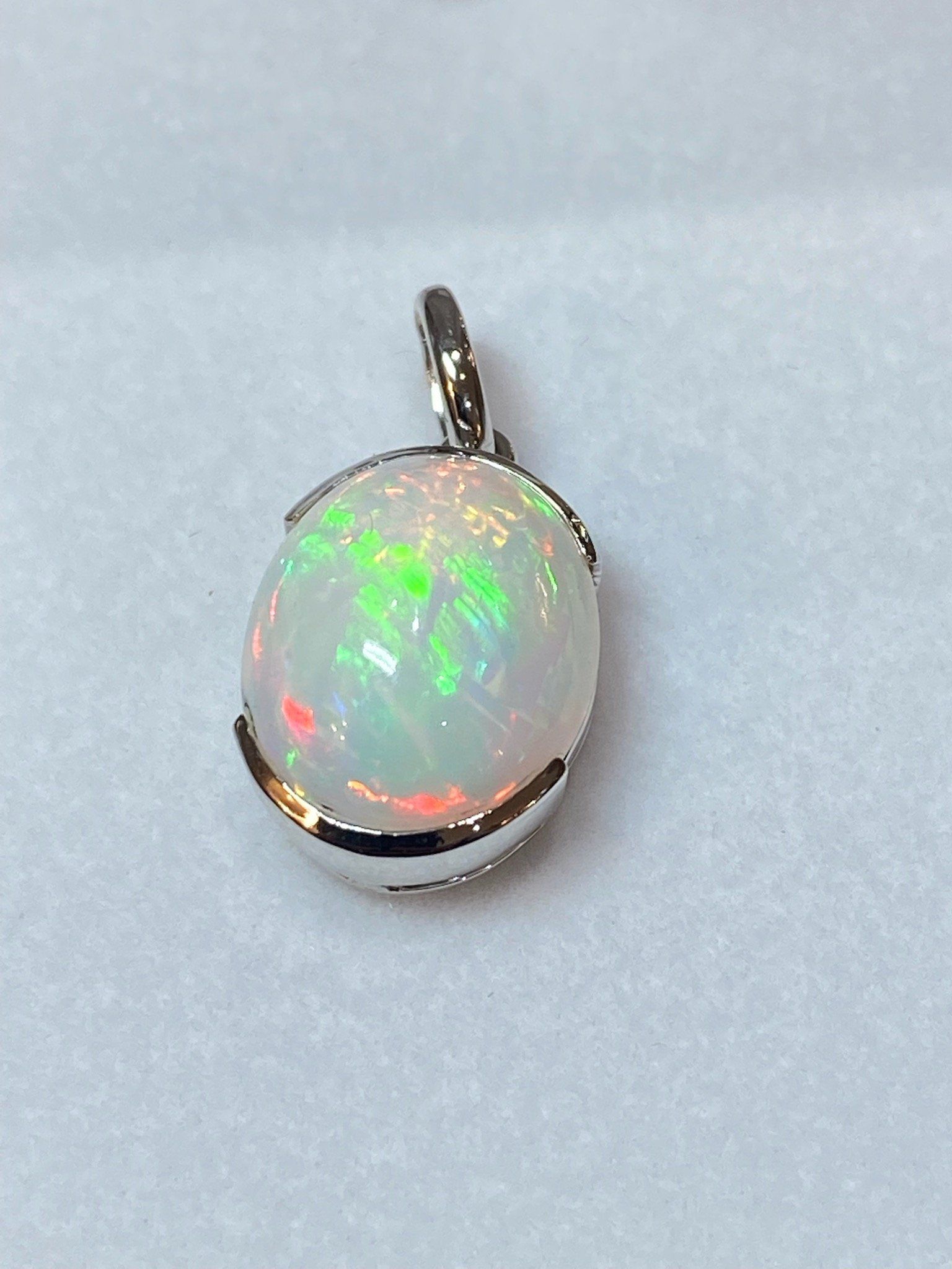 Pendentif or blanc 18 carats avec son opale de 5.01 carats