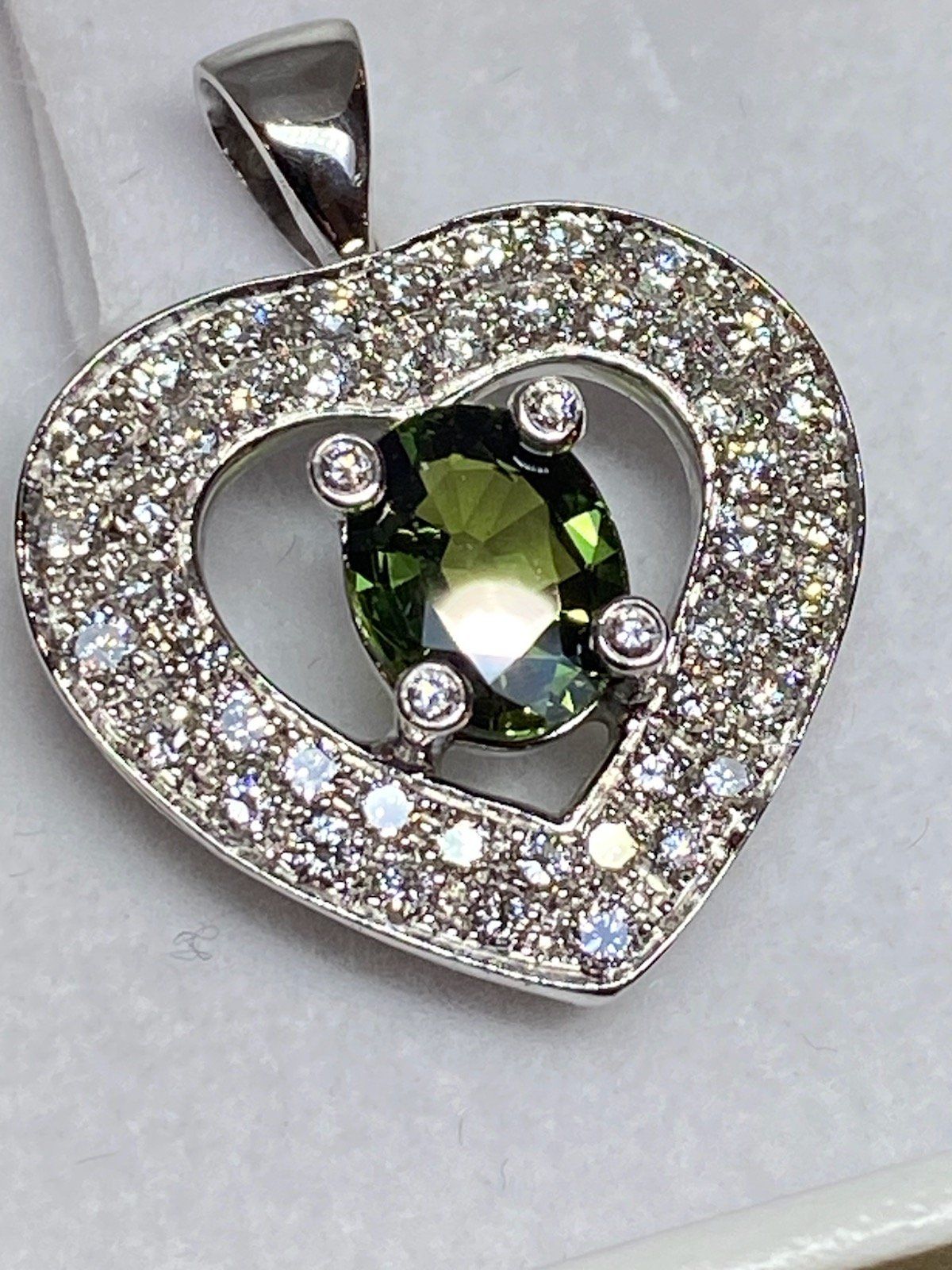 pièce de joaillerie Pendentif cœur or blanc 18 carats 750/°°° avec saphir vert et brillants