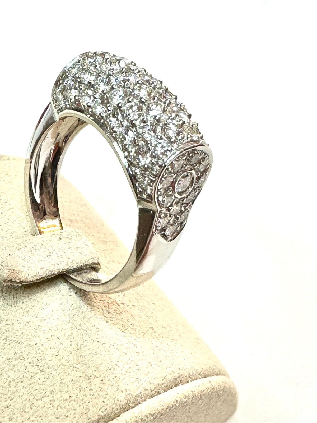 Bague neuve
Or blanc18 carats 750/°°°
Avec des brillants pour un total de 2.22 carats
Poids : 7.50 grammes
Prix de vente : 2950 .00 €