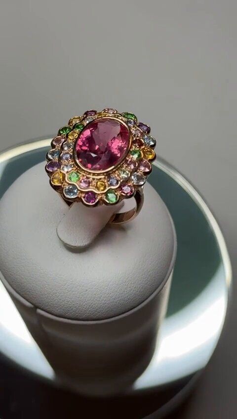 Ref-2023634
Bague or rouge
Or rouge 18 carats 750/°°°
Pierre centrale tourmaline rose de 4.98 carats
Entourage : de tsavorites, de topazes bleues, d'améthystes , de rhodolites, de tourmalines,d'aigue marine, de citrines, de iolites ,de péridots, et de grenats
Taille Ø 54
Poids : 9.63 grammes
Prix de vente : 3 800.00 €