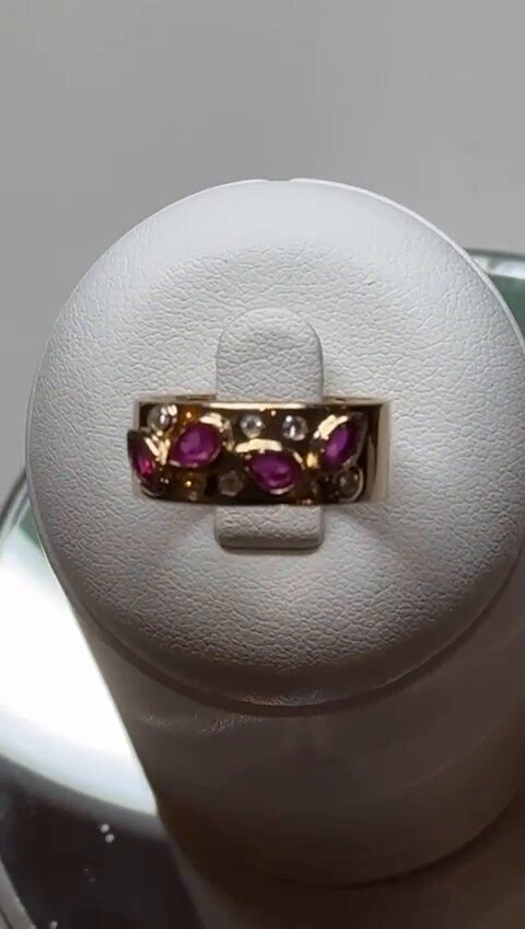 Bague or rose rubis brillants
Bague faite main
Or rose 18 carats 750/°°°
Taille 54
3 rubis poire et navette
6 brillants
Poids : 6.65 grammes