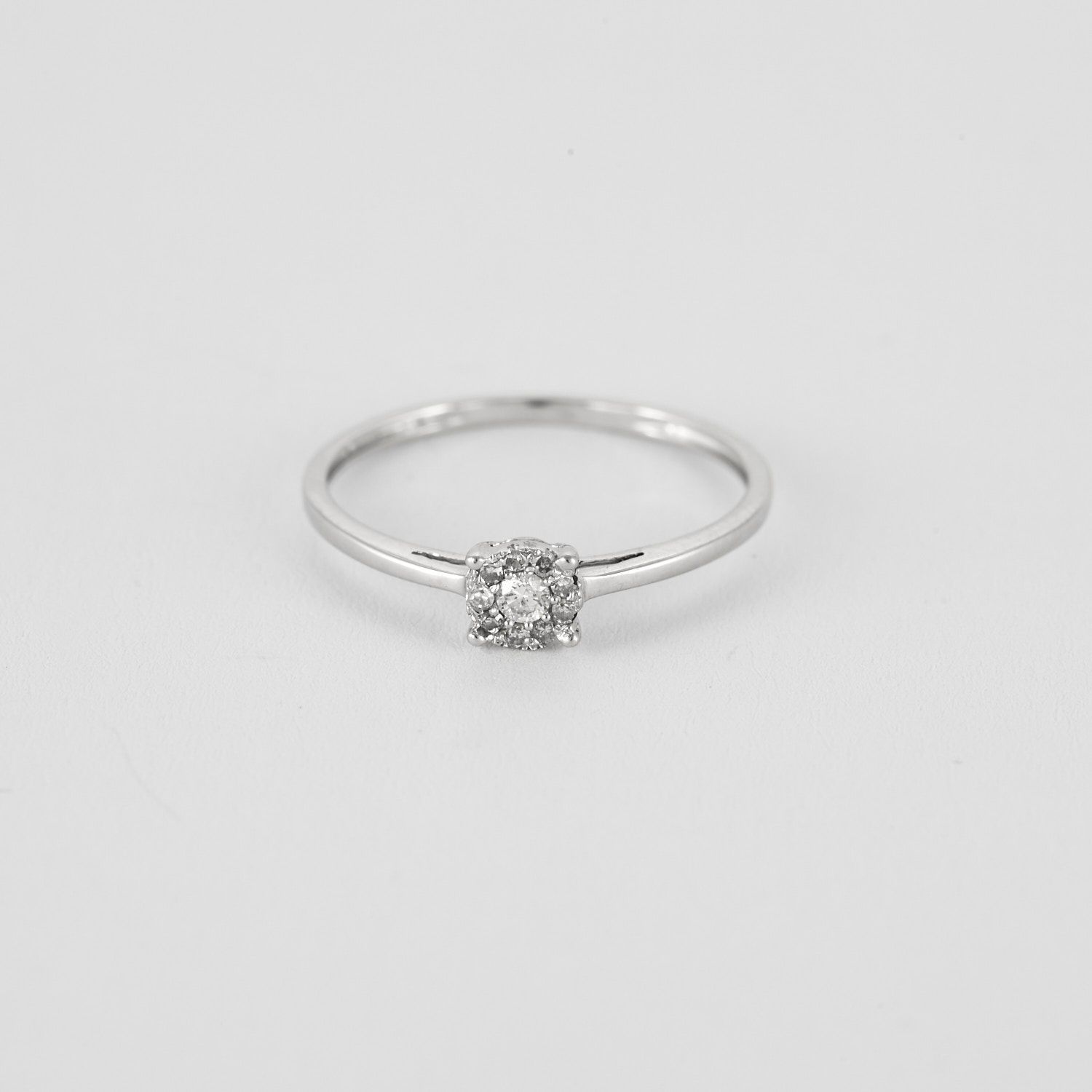 Bague de seconde main
Or blanc 18 carats 750/°°°
Avec 8 brillants de 0.02 carat et au centre un brillant de 0.05 carat
Serti à griffes
Anneau classique 1/2 jonc, corps palmettes
Poids : 0.95 gramme
Prix de vente : 285.00 €
Prix remisé : 199.50 €
2086185