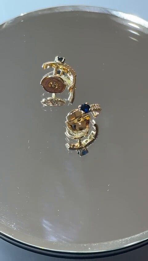 Ref-2090398
Paire boucles d'oreilles Seconde main
- Or jaune 18 carats 750/°°°
- 3 brillants de 0.05 carat par boucle
- 1 saphir par boucle
- Système ALPA
- Poids : 2.64 grammes
Prix de vente : 495.00 €