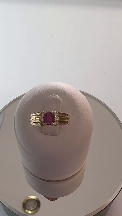 Bague de seconde main
Années 2000
Or jaune 18 carats 750/°°°
Corps godrons
Rubis fin ovale 6x4 mm , accompagné de 6 brillants naturels
Mise à taille possible, nous consulter
Poids : 4.35 grammes
Prix de vente : 820,00 €
Prix remisé : 574.00 €
2090641