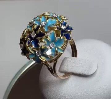 Bague email & brillants or jaune de seconde main
Très typée des années 50 (authentique)
Or jaune 18 carats 750/°°°
avec émail turquoise et bleu nuit et 10 brillants de 0.03 carats
Tête de la bague 2.5 cm de dimaètre, hauteur 1.5 cm
- Taille Ø 57
Poids : 13.40 grammes
Prix de vente : 1400.00 €