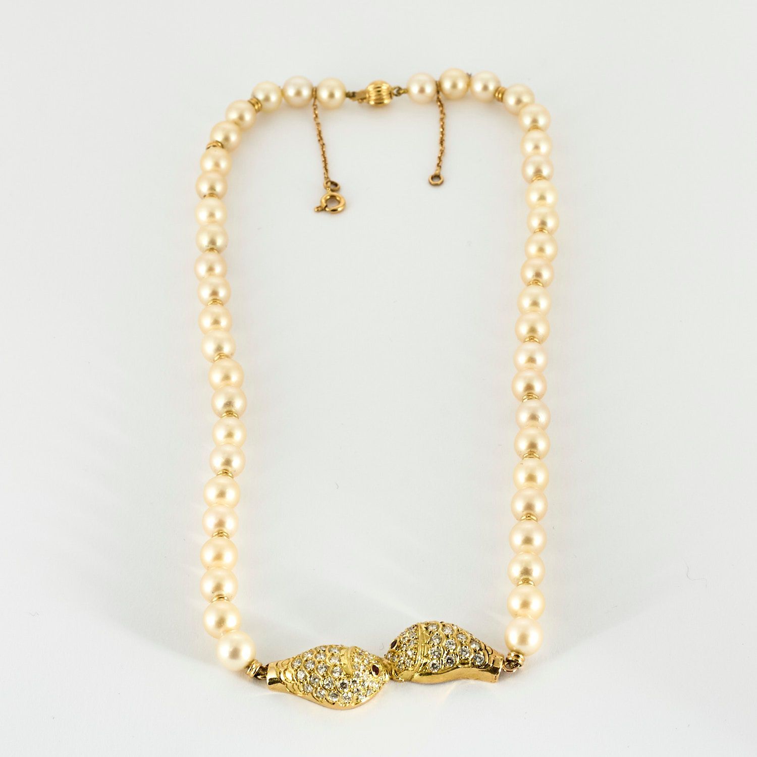 Collier perles de seconde main
- Collier perles de culture CHOKER
- Diamètre des perles : 7 mm
- Avec motif poissons or jaune 18 carats 750/°°° comportant 36 brillants de 0.05 carat soit 1.80 carat, 44 brillants de 0.02 carat, soit 0.88 carat et 2 rubis
- Intercalaires entre chaque pierre or jaune 18 carats 750/°°°
- Fermoir boule imperdable et sa chaine de sureté or jaune 18 carats 750/°°°
- Longueur 45 cm
Poids : 40.27 grammes