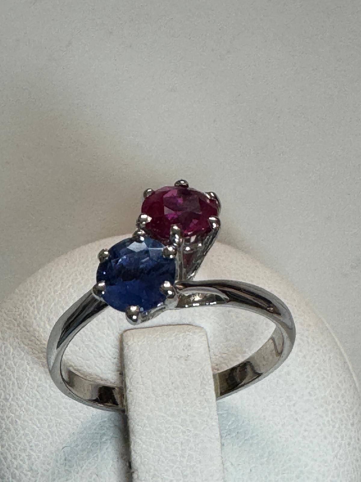 A vendre bague de créateur en saphir et saphir rose birman, pierres exceptionnelles ! Sur or gris 18 ct 750/1000
1650 euros