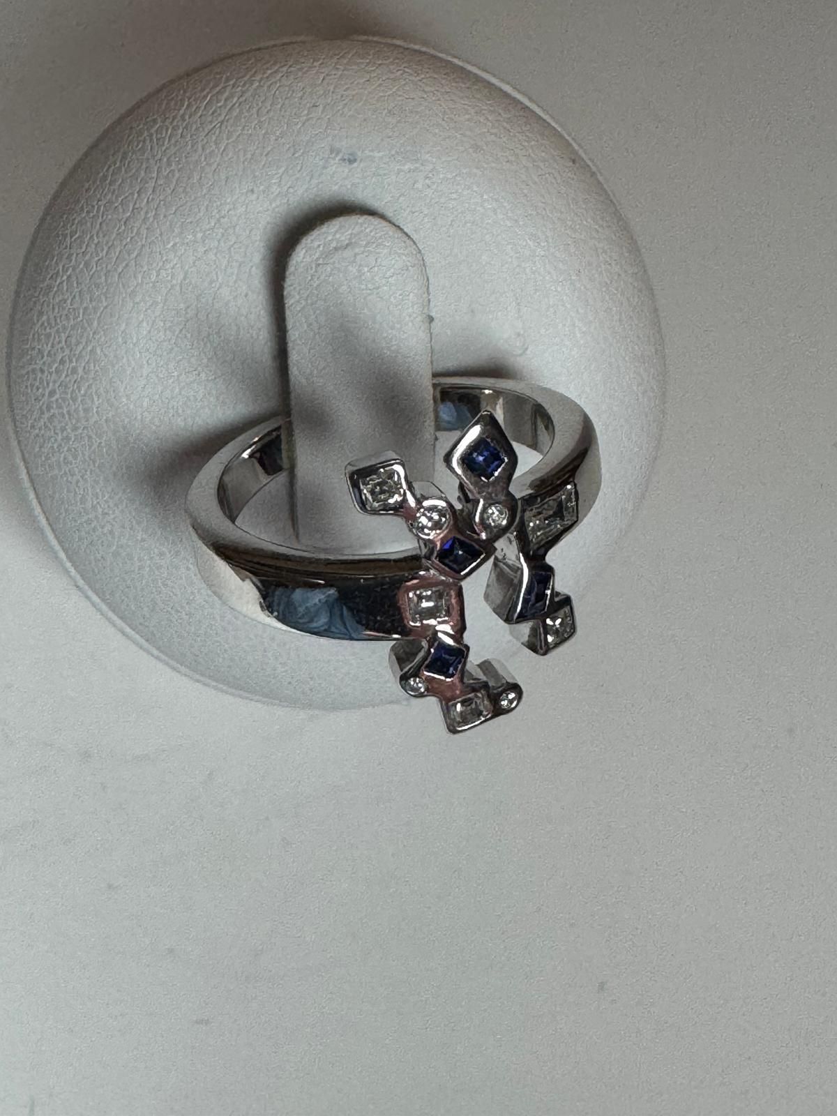 Référence 2153872 ! Bague RV Création de 2008 en or 18 ct d ´un poids de 7,28 g
Bague déstructurée avec diamants taille brillant, taille princesse, et baguettes et des saphirs taille princesse.
1300 euros