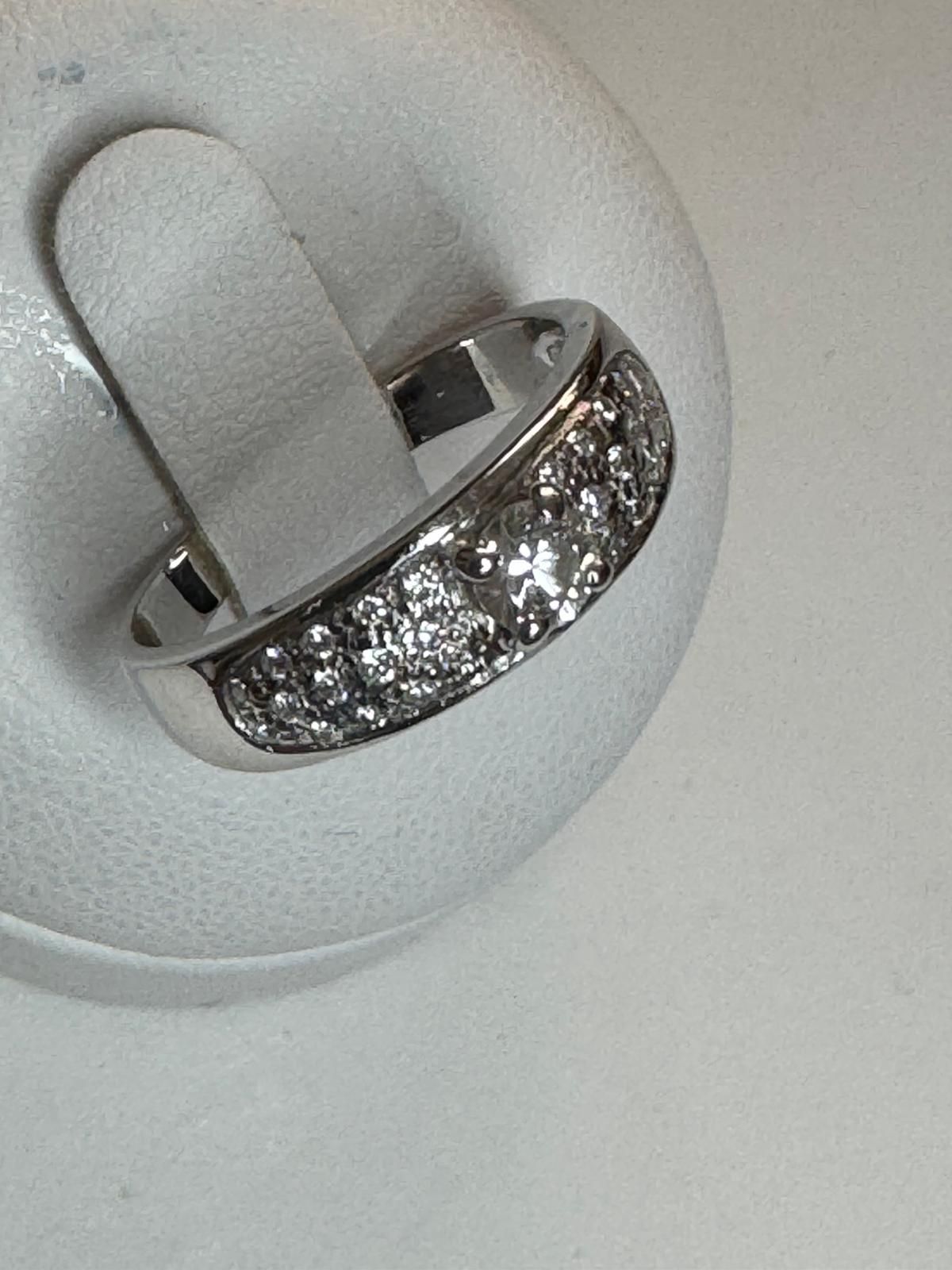 A vendre tres belle bague jonc en or blanc 18 carats 750/1000 de 4,4g
Avec son brillant centrale de 0,20 carats accompagné de petits brillants Seri a grains
Année ;2006
Prix : 800 euro