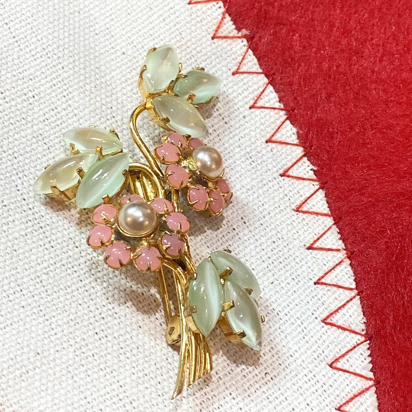 Broche  seconde main - En métal doré 
- Des années 1920