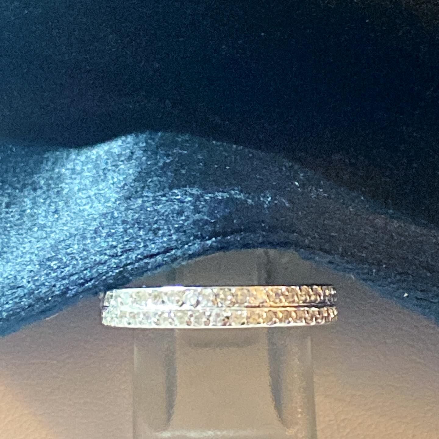 Demie-alliance de seconde main
1980 de seconde main
Or blanc 18 carats 750/°°°
Brillants double rangs
Poids : 3.64 grammes
Prix de vente : 780.00 €
2189688