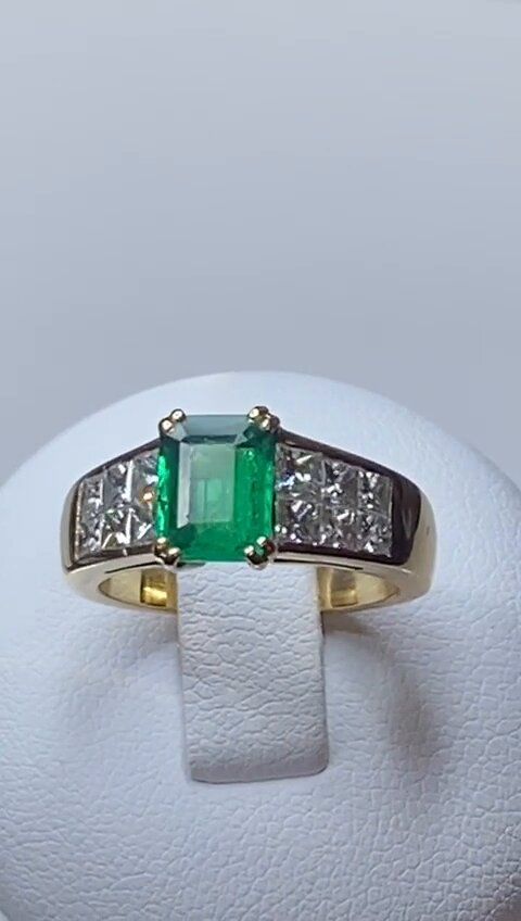 Ref-2274466
Bague trilogie or blanc
Bague de seconde main
Bague issue d’une transformation d’une paire de boucles d'oreilles anciennes et d'un solitaire en 2012 réalisée par nos soins
Or blanc 18 carats 750/°°°
Diamant taille brillant au centre est une taille moderne de 0,40 carat
Deux diamants taille ancienne de 0,25 carat chaque
Pour un total de 0,90 carat
Taille Ø 55 ½
Poids 6.18 grammes
Prix de vente : 1 850.00 €