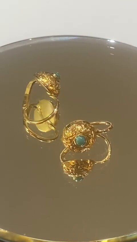 Ref-2274444
Paire boucles d'oreilles
Boucles de seconde main
de 1900
Or jaune 18 carats 750/°°°
avec une turquoise cabochon
Poids : 2.14 grammes
Prix de vente : 360.00 €