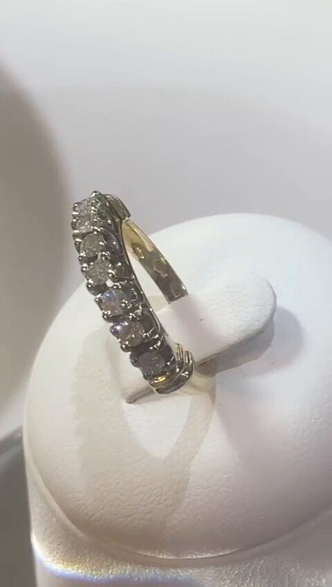 Ref-2274456
Alliance brillants
Alliance de seconde main-
Or jaune et blanc 18 carats 750/°°°
Avec 7 diamants taille brillant d’un poids de 0,05 carat chaque soit 0,35 carat au total
Taille Ø 54
Poids 4.75 grammes
Prix de vente : 970.00 €