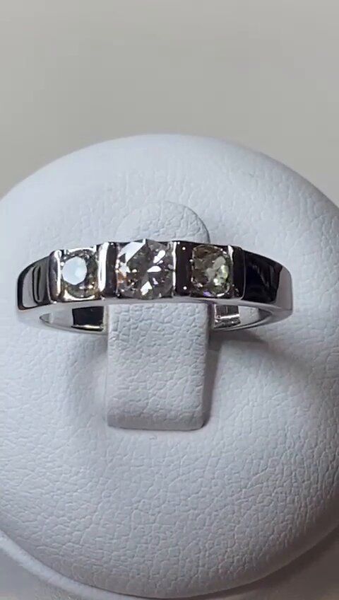 Ref-2274466
Bague trilogie or blanc
Bague de seconde main
Bague issue d’une transformation d’une paire de boucles d'oreilles anciennes et d'un solitaire en 2012 réalisée par nos soins
Or blanc 18 carats 750/°°°
Diamant taille brillant au centre est une taille moderne de 0,40 carat
Deux diamants taille ancienne de 0,25 carat chaque
Pour un total de 0,90 carat
Taille Ø 55 ½
Poids 6.18 grammes
Prix de vente : 1 850.00 €
