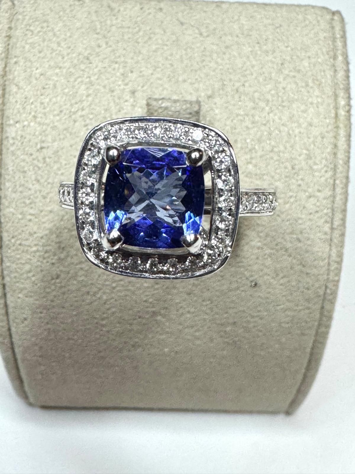 Bague neuve
Or blanc 18 carats 750/°°°
Avec une tanzanite 1.52 carat et ses brillants
Poids : grammes
Prix de vente : 3000.00 €